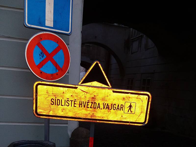 Uzavírka ve Václavské ulici komplikuje provoz řidičům i chodcům.