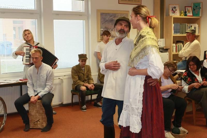 Soubor složený z osvědčených dobrovolníků provedl návštěvníky formou scének, písniček a veršů osudy lidí z Jarošova, tak, jak je prožívali před 100 lety.