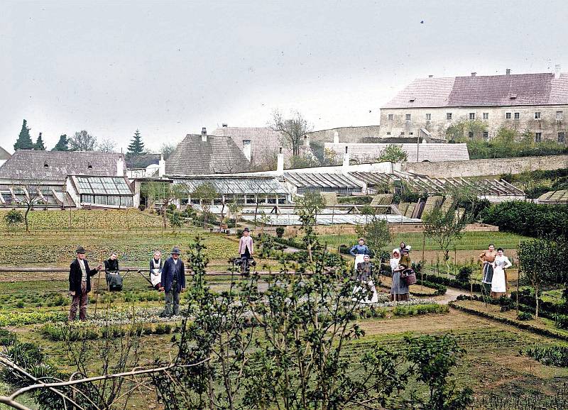 Rodina Krafferova ve své zahradě kolem roku 1900