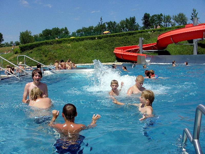 Dačické koupaliště je v obležení. Letos už padl rekord v počtu návštěvníků za den.