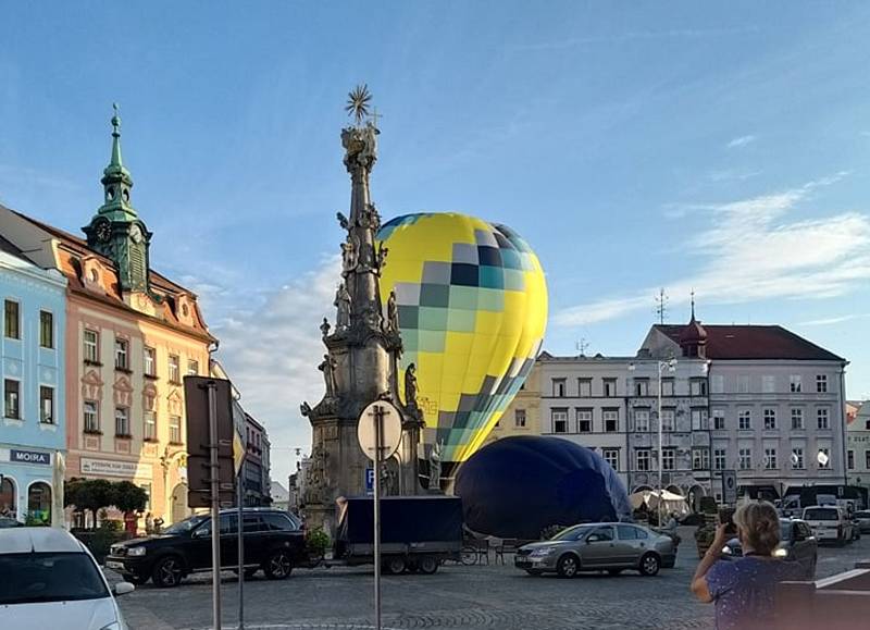 Jednomu z balónů z nich se podařilo přistát v Pražské ulici, jen kousek před letištěm.
