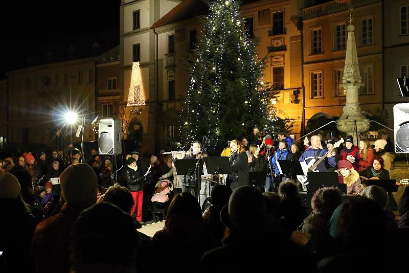 V Třeboni na Masarykově náměstí si koledy zazpívalo na tři stovky lidí.