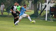 Fotbalisté Buku (v modrém) porazili v místním derby I. B třídy Horní Žďár 3:0.