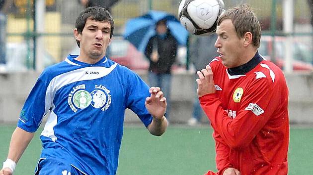 Záložník fotbalistů Třeboně Jakub Janoušek (vlevo).