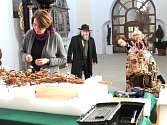 VZÁCNÝ EXPONÁT. Barokní unikátní dřevořezba Strom života v pátek dorazila do Muzea Jindřichohradecka. 