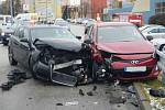Nehoda na parkovišti u Kauflandu v Jindřichově Hradci. 