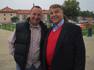 BRATŘI. Trenér Jiskry Třeboň Petr Skála (vlevo) se svým bratrem Lubomírem Skálou. Ten je předsedou oddílu.