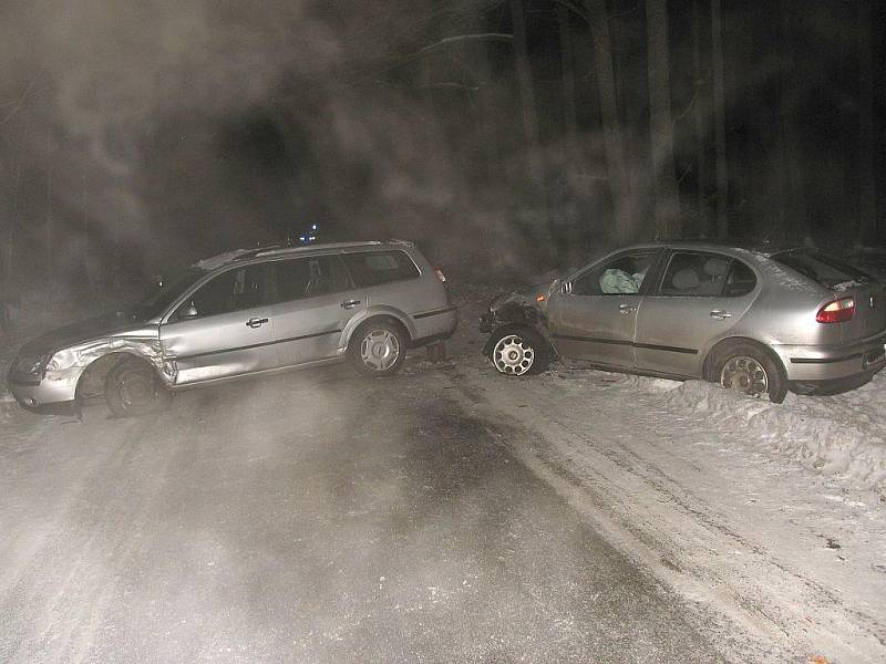 Srážka dvou aut u Novosedel nad Nežárkou.