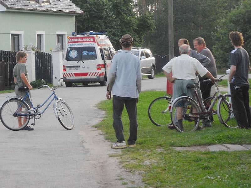 Zásah záchranky v Mirochově, kde spadlo dítě do bazénu, měl dobrý konec. 