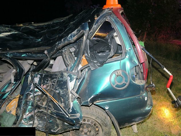 Tragická noční nehoda u Dunajovic z 13. září 2021. Řidič (r. 1968) zahynul po nárazu VW Sharan do stromu.