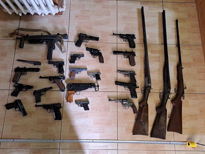 V pozůstalosti muže na Hradecku se našlo 27 nelegálně držených zbraní a rozbušky.