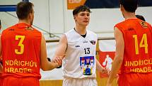 Jindřichohradečtí basketbalisté (v červeném) zvítězili v 12. kole I. ligy na palubovce Pelhřimova 86:50.