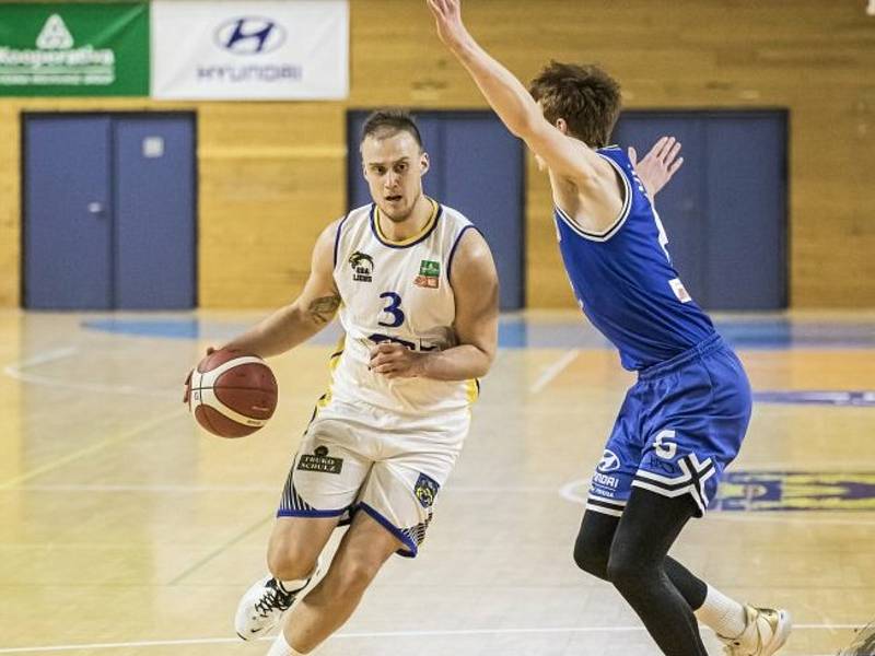 Basketbalisté GBA Fio banky (v bílém) naposledy na domácí palubovce podlehli favorizovanému USK Praha 75:98. Foto: Lukáš Šamal