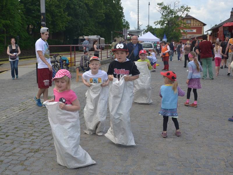 Den dětí s párou na jindřichohradeckém vlakovém nádraží.