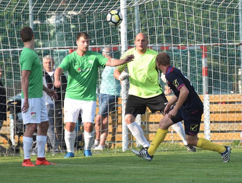 V jihočeském divizním derby Čížová doma rozstřílela Jindřichův Hradec 7:3.