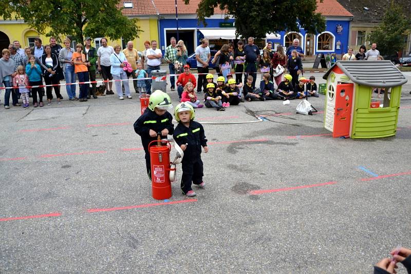 Hasičská soutěž v netradiční štafetě a požárním útoku ve Stráži nad Nežárkou. 