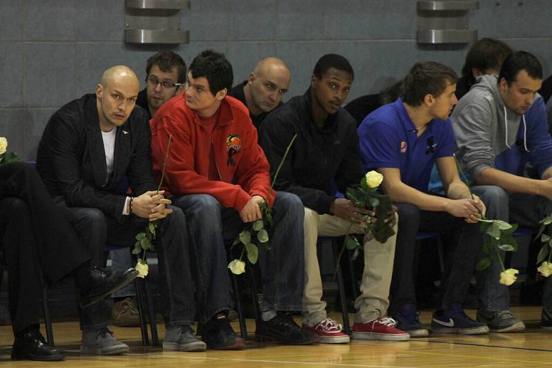 Pietní akt v jindřichohradecké sportovní hale, kde se lidé loučili s třemi tragicky zesnulými basketbalisty.