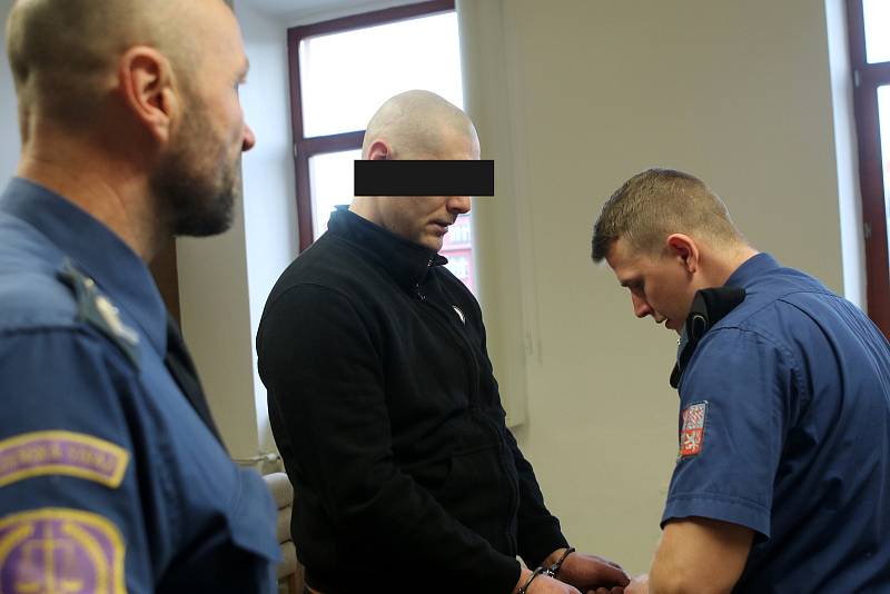 Ve středu 7. prosince začalo u krajského soudu hlavní líčení v případu vraždy z roku 2012. Tělo zavražděného policisté našli v sudu zakopaném ve sklepě domu v Českých Velenicích. Vražda byla devět let utajená.