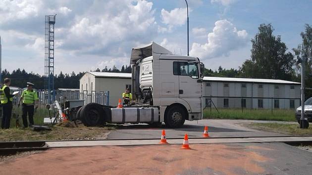 Nehoda na přejezdu u cementárny v nové Vsi nad Lužnicí.