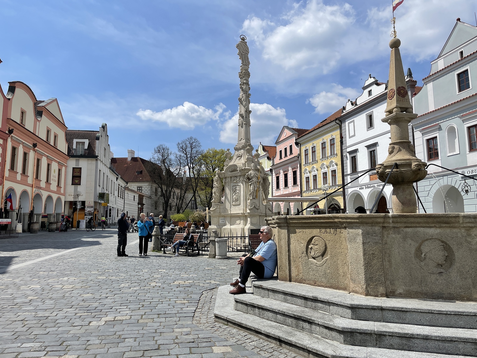 Třeboň na víkend ožila turisty, lidé si užívali jaro na lavičkách i kolech  - Jindřichohradecký deník