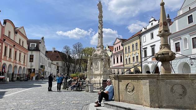 Lidé v Třeboni si v pátek užívali příjemné jarní počasí.