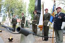 V DEN VETERÁNŮ, který byl v úterý, uctili vojáci ze 44. lehkého motorizovaného při pietním aktu na válečném pohřebišti jindřichohradeckého městského hřbitova padlé všech válečných konfliktů. 