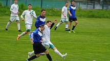 Fotbalisté Staré Hlíny (v bílém) zvítězili v souboji celků z čela tabulky okresního přeboru na půdě Číměře 2:0.