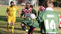 Fotbalisté Plavska (ve žlutém) absolvovali podzim bez jediného bodu a po porážce s Rapšachem 1:4 uzavírají tabulku OS sk. A. Foto: archiv SK Rapšach