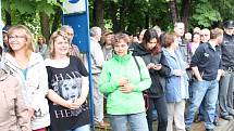 Prezident Miloš Zeman v pátek v rámci návštěvy Jihočeského kraje dorazil do Českých Velenic. Před komunitním centrem Fénix ho čekali místní občané, se kterými po uzavřeném jednání s představiteli města pobesedoval. 