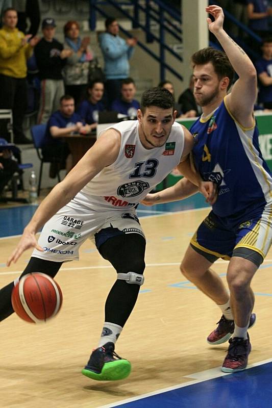 Jindřichohradečtí basketbalisté (v modrém) prohráli v Děčíne rozdílem 11 bodů.