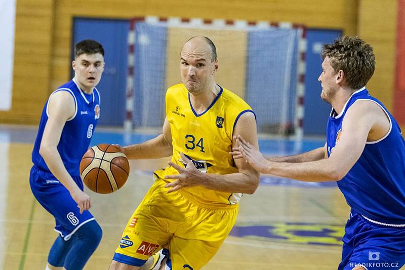 Jindřichohradečtí basketbalisté vyhráli nad Plzní i třetí čtvrtfinálový duel (107:79) a postoupili do semifinále play off I. ligy. Domácí tým představil novou posilu Jiřího Hubálka (s číslem 50).