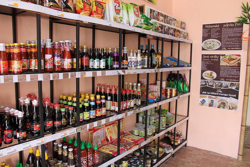 Prodejna pravých vietnamských produktů nabízí v Jindřichově Hradci zákazníkům nejen potraviny z Vietnamu.