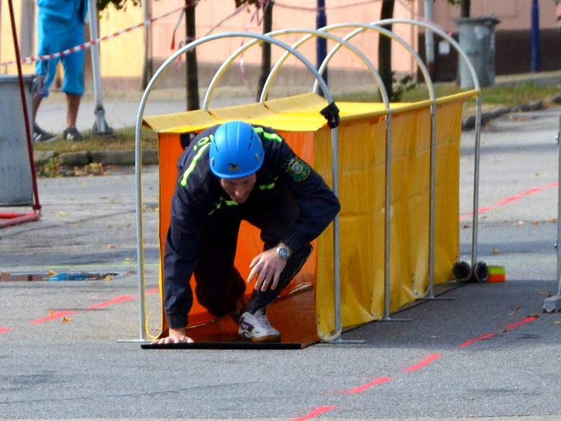 Hasičská soutěž v netradiční štafetě a požárním útoku ve Stráži nad Nežárkou. 