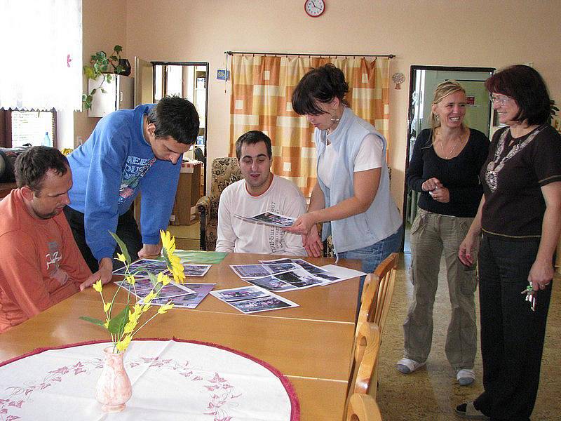 PŘI ČINNOSTI. Vedení centra sociáxlních služeb na Bobelovce připravuje pro své klienty pestré aktivity.