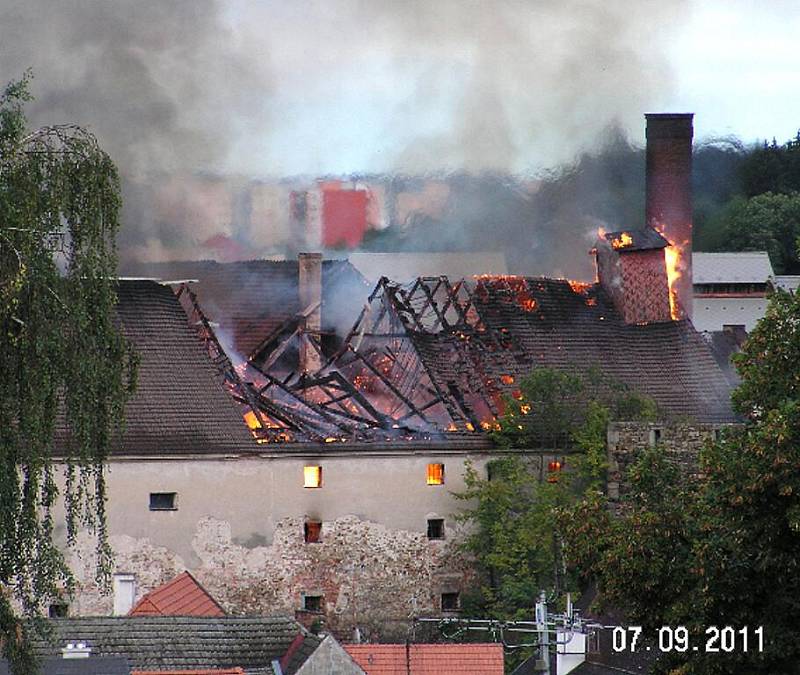 Pohled na požár jindřichohradeckého pivovaru z balkonu jednoho domu. 