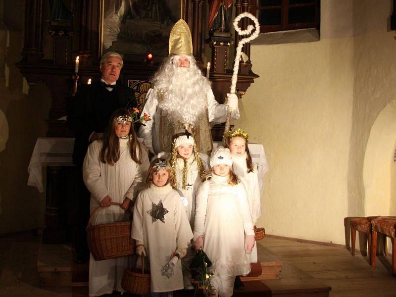 Již v pondělí zahájil vánoční čas v Suchdole nad Lužnicí Koncert k poctě svatého Mikuláše . 