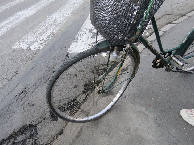 Cyklista srazil v Třebíči chodce