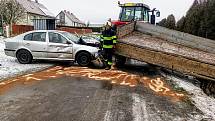 V Dačicích se srazilo osobní auto s traktorem. Nehoda se obešla bez zranění.