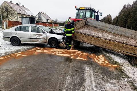 V Dačicích se srazilo osobní auto s traktorem. Nehoda se obešla bez zranění.