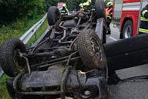 Tragická nehoda u Lomů na Jindřichohradecku 5. 8. 2021. V převráceném vozidle zemřel řidič.