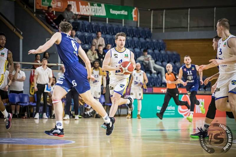 Jindřichohradečtí basketbalisté ve svém nejlepším utkání tohoto ročníku KNBL porazili  Děčín vysoko 106:75.