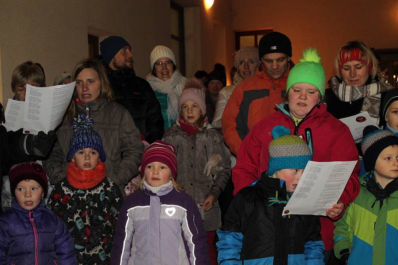 Česko zpívá koledy se v Nové Bystřici odehrálo tradičně v atriu kulturního domu Koruna.