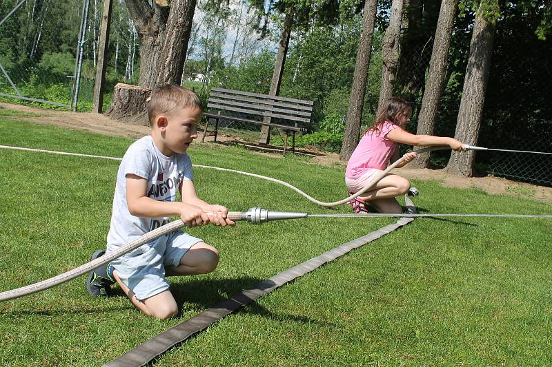 Víkend ve Stráži nad Nežárkou se nesl ve znamení velkolepé oslavy zdejších dětí. Sbor dobrovolných hasičů pro ně a jejich rodiče i prarodiče připravil na sokolském hřišti dětský den.