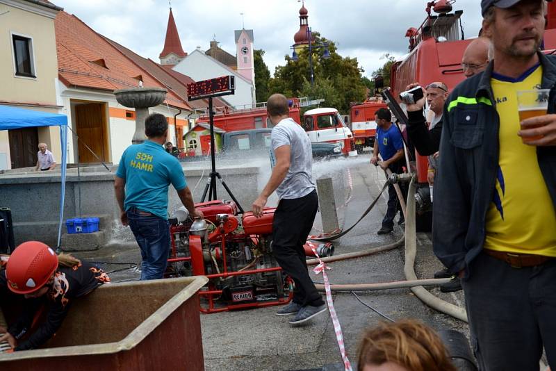 Hasičská soutěž v netradiční štafetě a požárním útoku ve Stráži nad Nežárkou. 