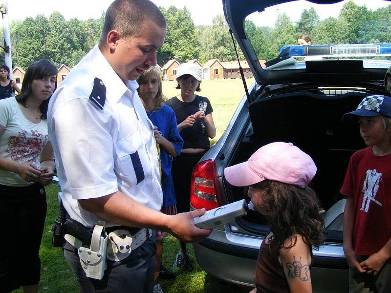 Policie na dětském táboře Bílá skála