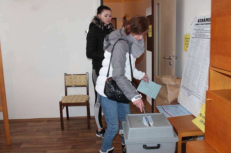 Před sobotním polednem byla účast ve volebním okrsku v mateřské škole v Jáchymově ulici v Jindřichově Hradci kolem 50 procent.