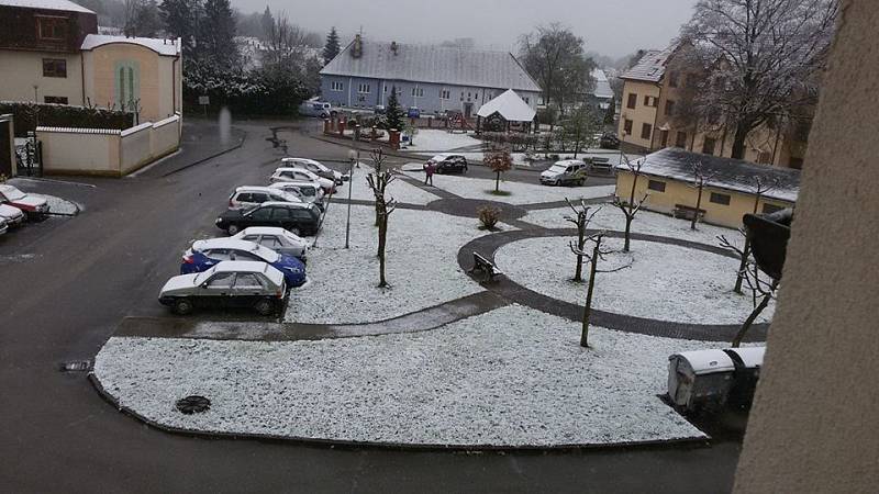 Do bílého rána se 28. dubna probudili i v Kardašově Řečici.