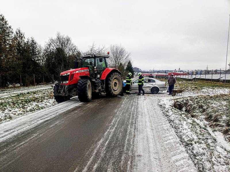 V Dačicích se srazilo osobní auto s traktorem. Nehoda se obešla bez zranění.