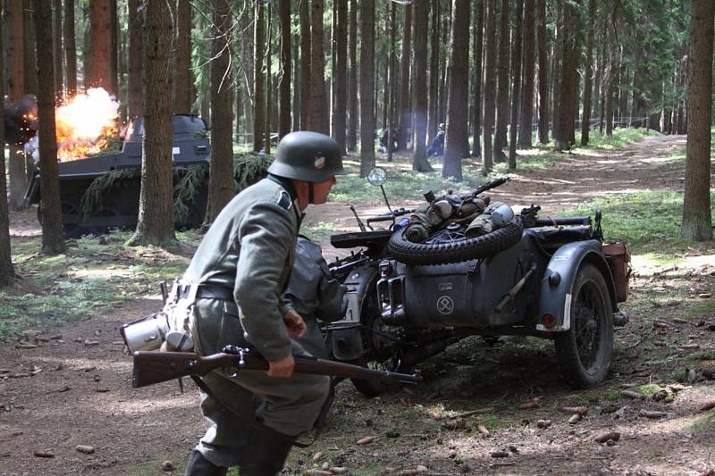 Atraktivní podívanou nabídl 14. ročník akce s názvem Přepadení řopíků 1938, která se uskutečnila v pevnostním areálu u Slavonic.