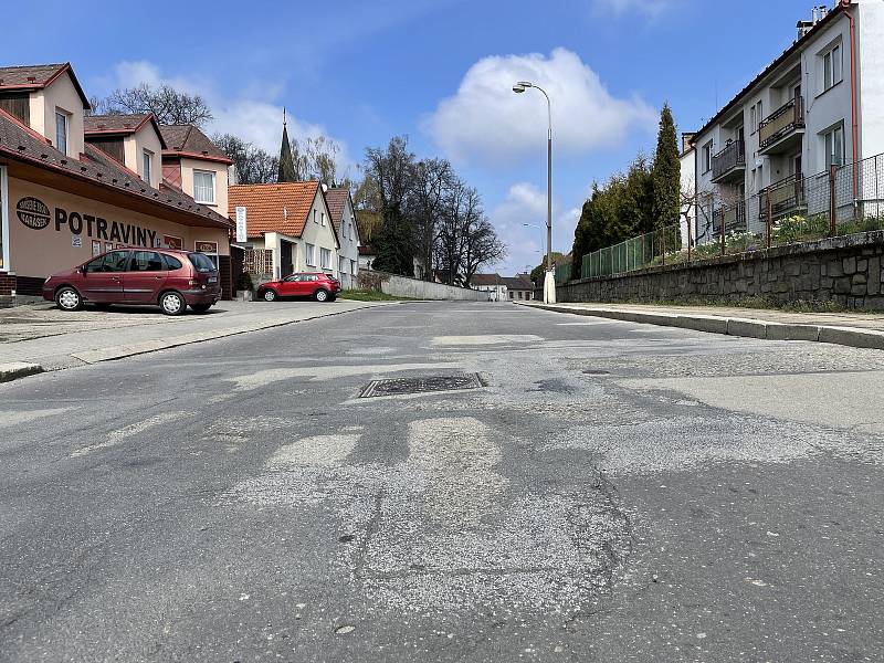 Václavská ulice rozsáhlejší opravu nutně potřebuje.